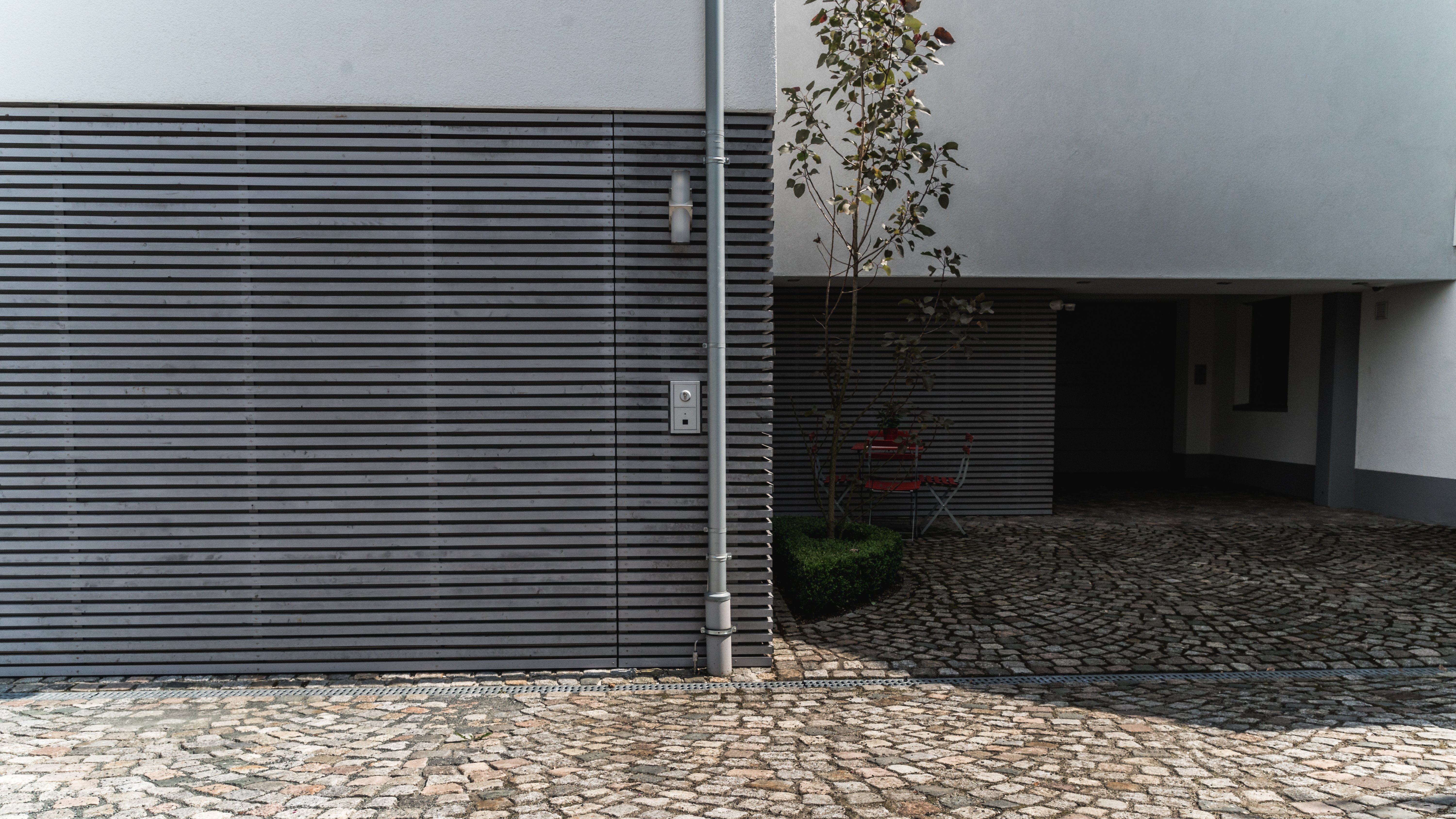 Fassade verdeckte Tore