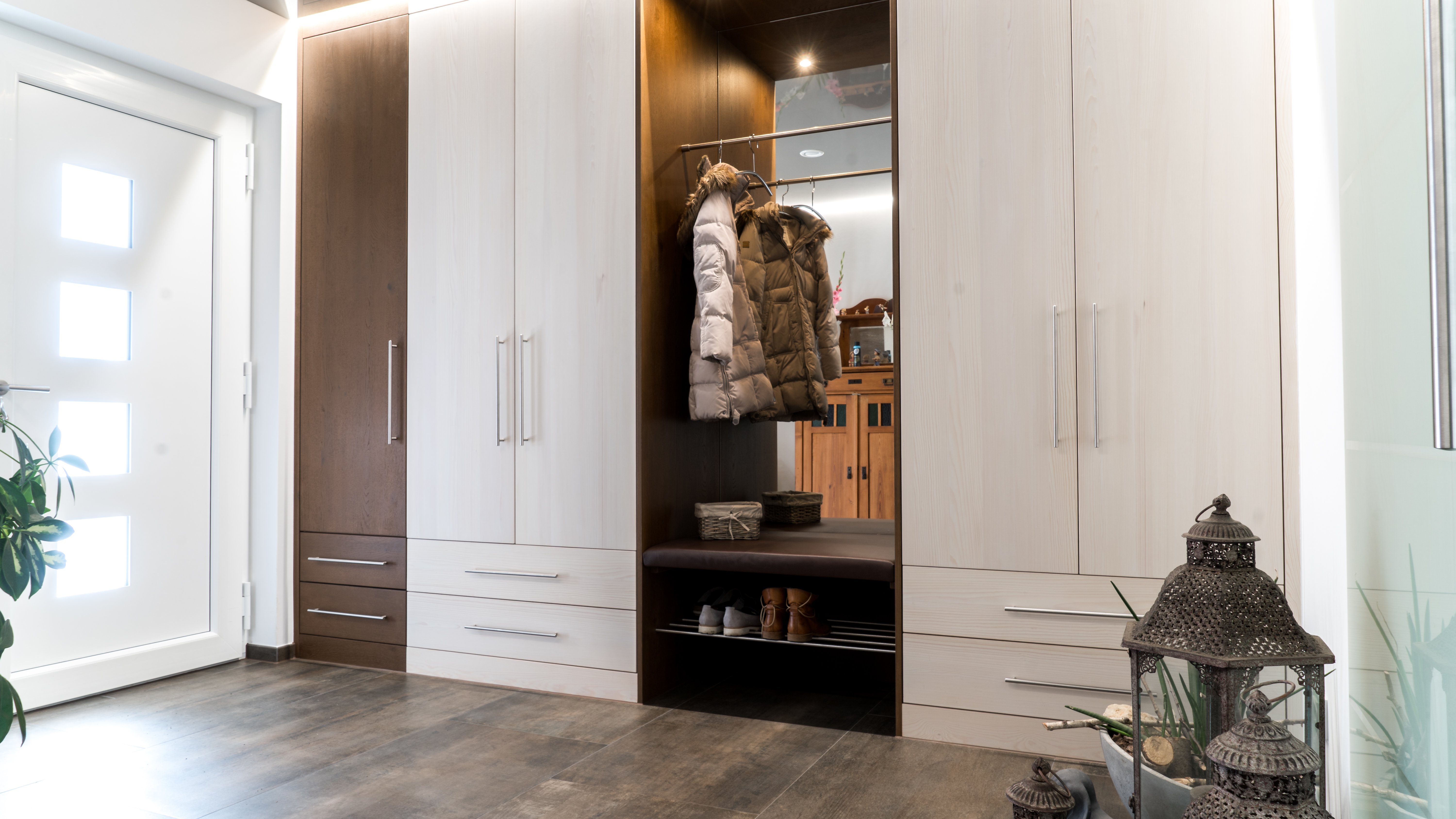 Garderobenschrank mit Sitzbank